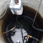 Устройство водяной скважины с погружным насосом