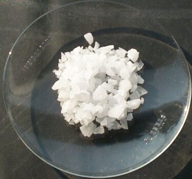 На фото представлен сульфат алюминия.