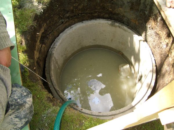 Процесс удаления грязной воды из источника