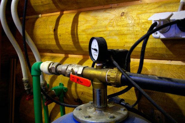 Соединяем водопроводную трубу (зеленая) с дюймовым отверстием муфты через кран с американкой.