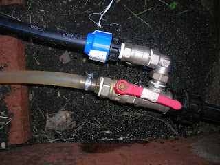 В нижней точке горизонтальной трубы или на вертикальном участке внутри скважины можно врезать кран для слива воды.