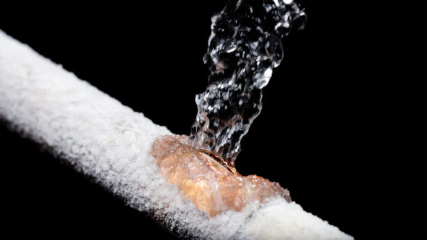 Возобновить отток замерзшей трубы можно путем ее разогревания горячей водой.